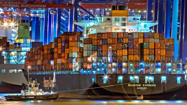 Shipping containers stack height on a ship